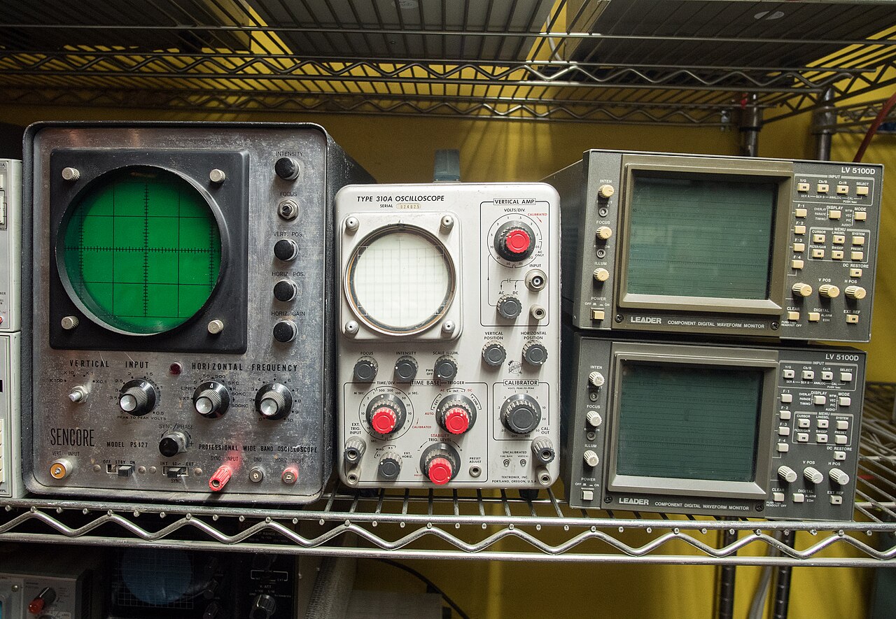 Old computers and monitors (37.4 kg)