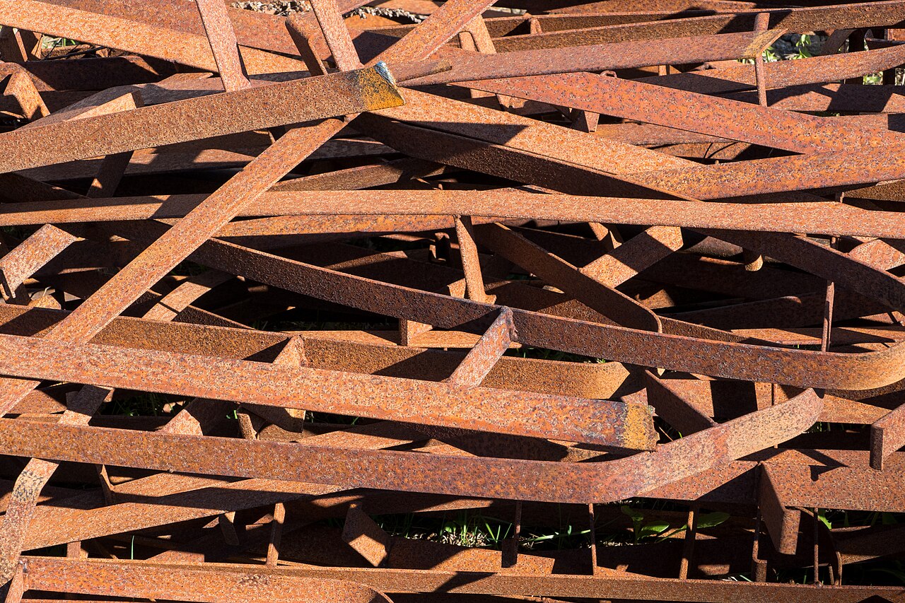 Rusted iron sheets (1333.7 kg)
