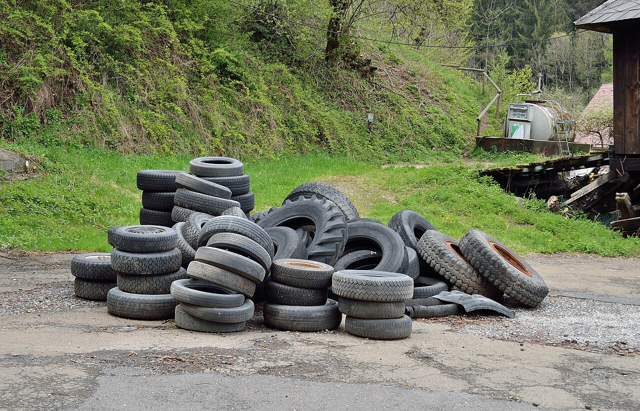 Rubber mats and hoses (402.8 kg)